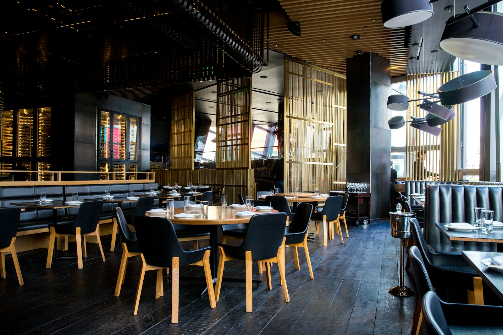Topli interijer Restorana uz svijeće