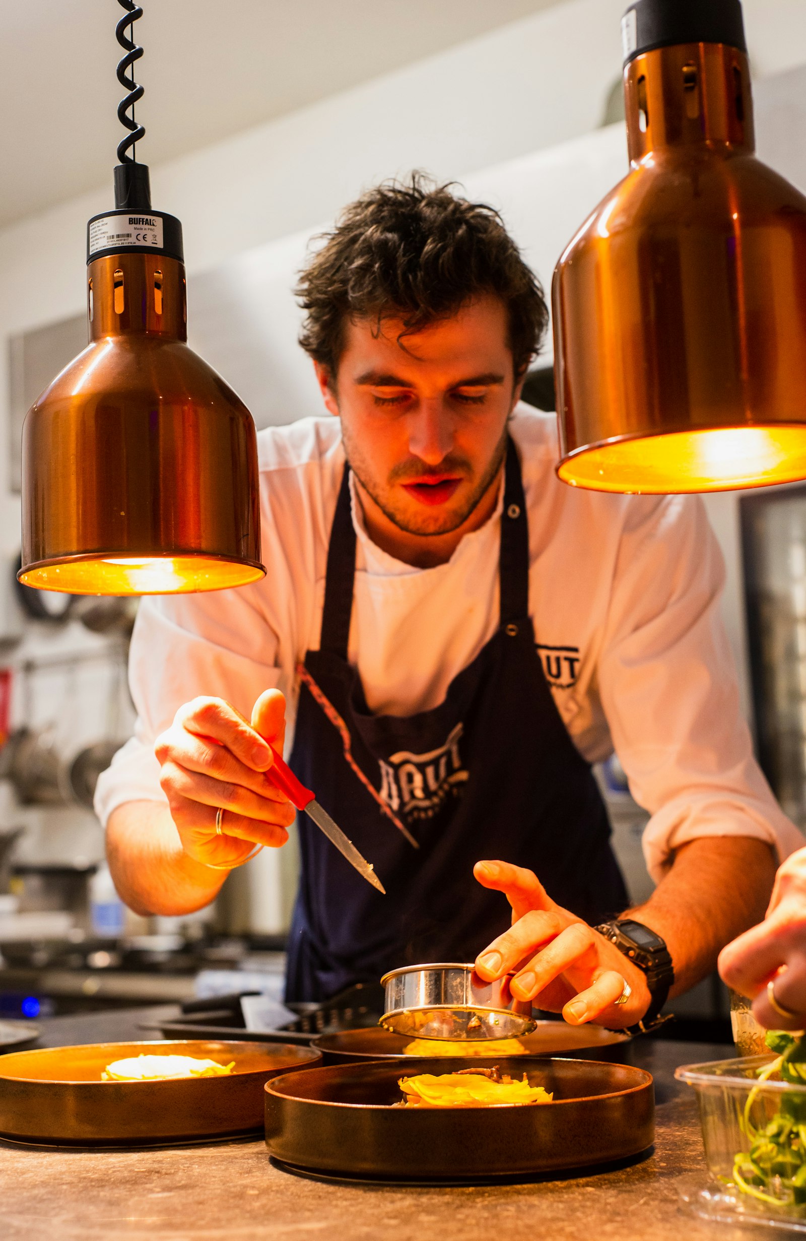 Chef priprema jelo u kuhinji Restorana